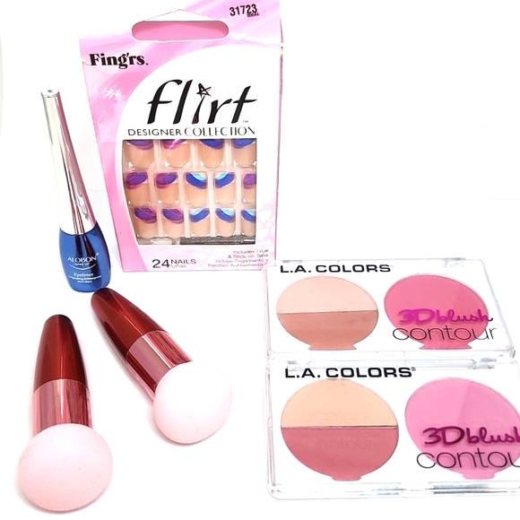 LOT of, 2 Sponge Puff, 2 - 3D blush, 24 Stick on nails, waterproof eyeliner - Picture 1 of 2